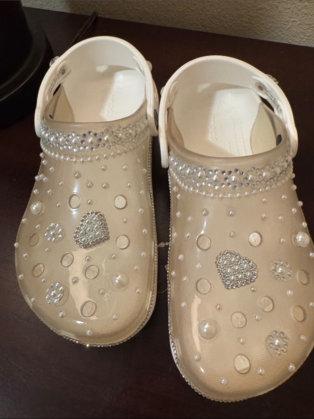 CROCS Woman  Pearl & Rhinestone Heart Clogs - Cream White Size 7 bonus hair clip